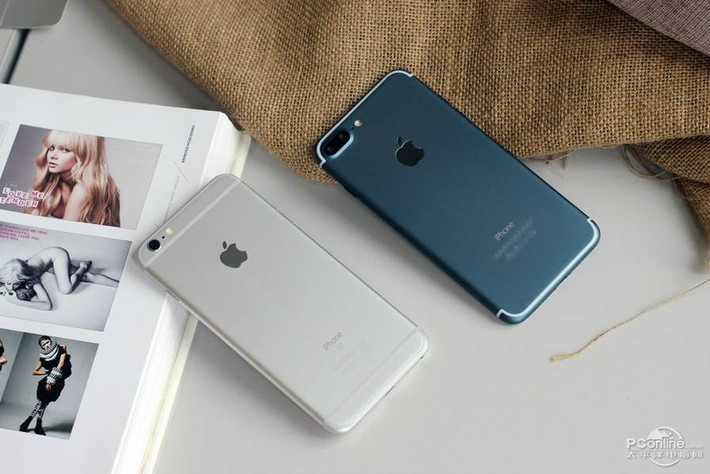 Người chụp còn so sánh iPhone 7 Plus với iPhone 6s và 6s Plus, cho thấy phiên bản năm 2016 giữ nguyên kích cỡ như bản năm 2015.