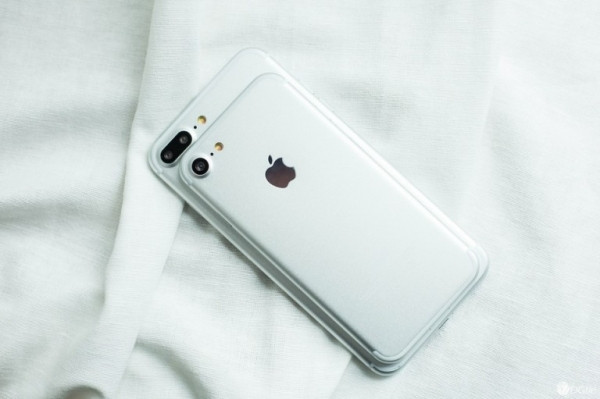 Như vậy, những thông tin đồn đoán về mẫu iPhone thế hệ tiếp theo đã chính thức lộ diện. Có thể sẽ có 2 mẫu iPhone 7 và iPhone 7 Plus xuất hiện, mẫu iPhone 7 Plus sẽ được trang bị cụm camera kép.