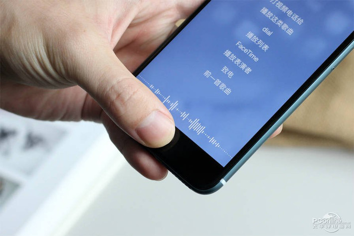 Chúng ta có thể thấy tất cả mọi góc cạnh của iPhone 7, từ hệ loa kép, không có jack cắm 3.5mm ở cạnh đáy, mô-đun camera kép ở phía sau. Rõ ràng, nó đang chạy phiên bản beta của iOS 10 vì có thẻ thông báo mới và hình nền mới.