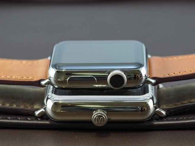 Nhà sản xuất H. Moser & Cie trang bị cho Swiss Alp Watch một núm xoay gắn logo đặc trưng, có tác dụng lên dây cót và thiết lập thời gian. Swiss Alp Watch có kích thước chiều dài thân vỏ 44 mm, rộng 38,2 mm, dày 10,3 mm, trong khi Apple Watch phiên bản 38 mm có kích thước chiều dài thân vỏ 38,6 mm, rộng 33,3 mm và dày 10,5 mm.
