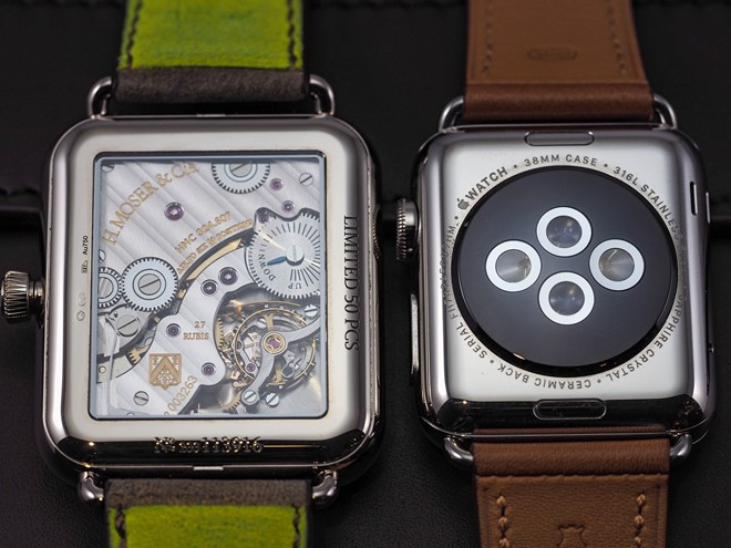 Khác biệt rõ nét nhất của hai chiếc đồng hồ nằm ở mặt sau. Swiss Alp Watch được trang bị bộ máy cơ khí in-house cao cấp HMC 324, được chế tác và hoàn thiện thủ công với kim chỉ báo dự trữ năng lượng lên tới 4 ngày. Trong khi đó, Apple Watch 38 mm sử dụng bộ vi xử lý điện tử thông minh với thời lượng pin theo công bố từ nhà sản xuất là 18 giờ.