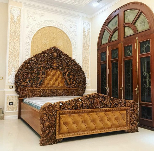 Từ cột gỗ cho tới các thanh chắn hành lang được thiết kế tinh xảo, mất nhiều thời gian để hoàn thành. Ảnh: Người đưa tin