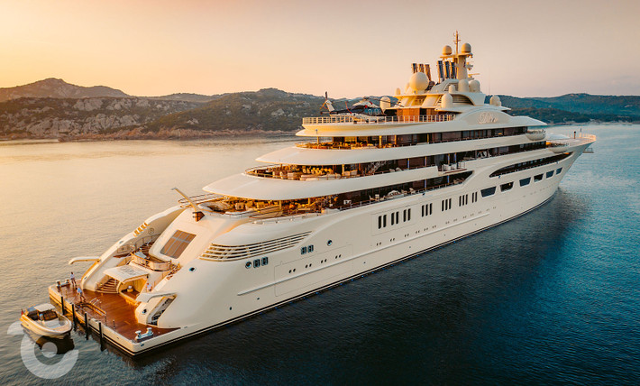 Du thuyền được đặt theo tên mẹ ông Usmanov, dài 156 m, trị giá 600 triệu USD và được xem là du thuyền tư nhân xa xỉ lớn nhất thế giới tính theo tổng trọng tải. Ảnh: Reuters