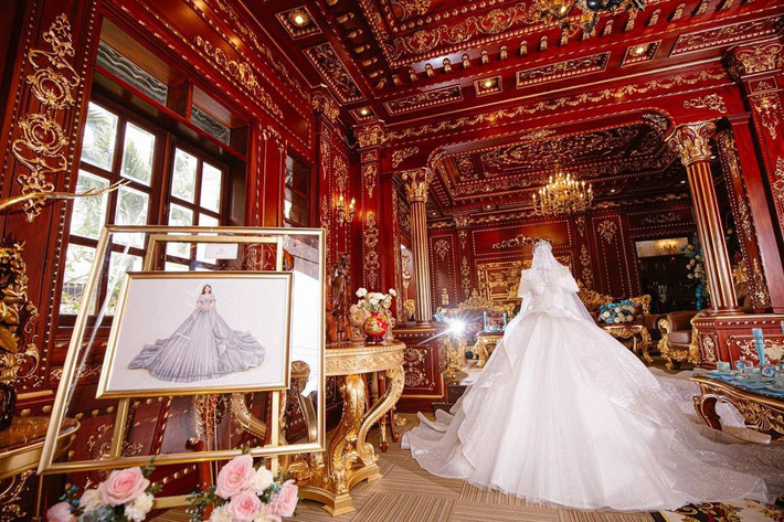 Không gian nhà cô dâu cực kỳ xa hoa khi được trang trí bằng gỗ, vật dụng dát vàng. Ảnh: FB Lê Hoàng Dũng
