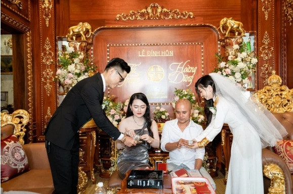 Toàn bộ mặt tường đều được ốp gỗ đỏ vô cùng sang trọng. Ảnh: Pháp luật & bạn đọc