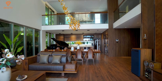 Nội thất trong phòng từ bàn ghế, đến kệ tivi, tủ, tất cả đều được làm từ gỗ óc chó vô cùng sang trọng.