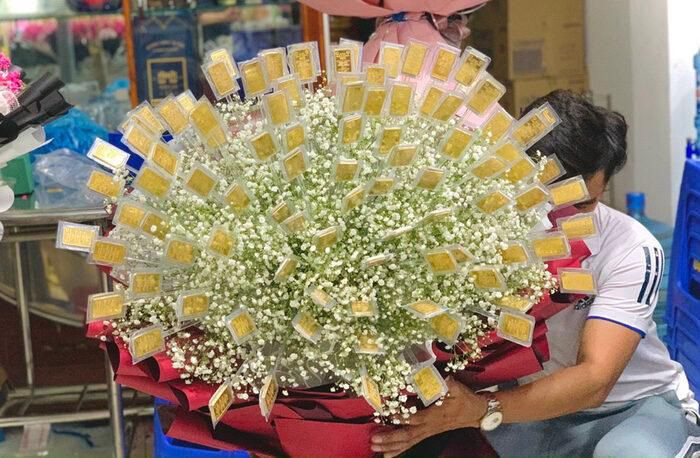 Mới đây, mạng xã hội xôn xao về hình ảnh một người đàn ông đặt gia công bó hoa đính 100 lượng vàng 9999, trị giá hơn 7 tỷ đồng tặng vợ nhân dịp 8/3. Ảnh: Zing