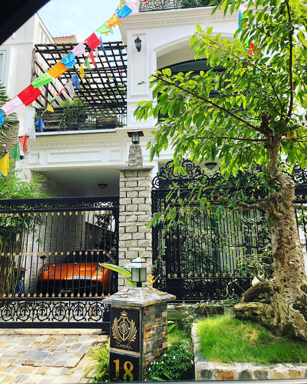 Từ bên ngoài, căn biệt thự nổi bật với chiếc cổng sắt vững chãi, nhiều chi tiết được chạm trổ, mạ vàng tinh xảo.