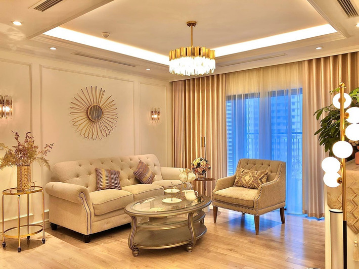 Phòng khách trong nhà của MC Diệp Chi sang trọng với nhiều món đồ trang trí như gương, chậu hoa, đèn..