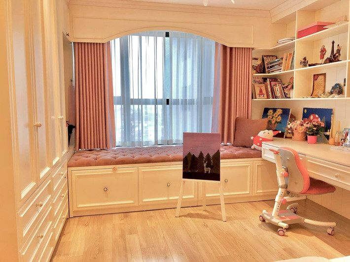 Góc vẽ và đọc sách của con gái Diệp Chi.