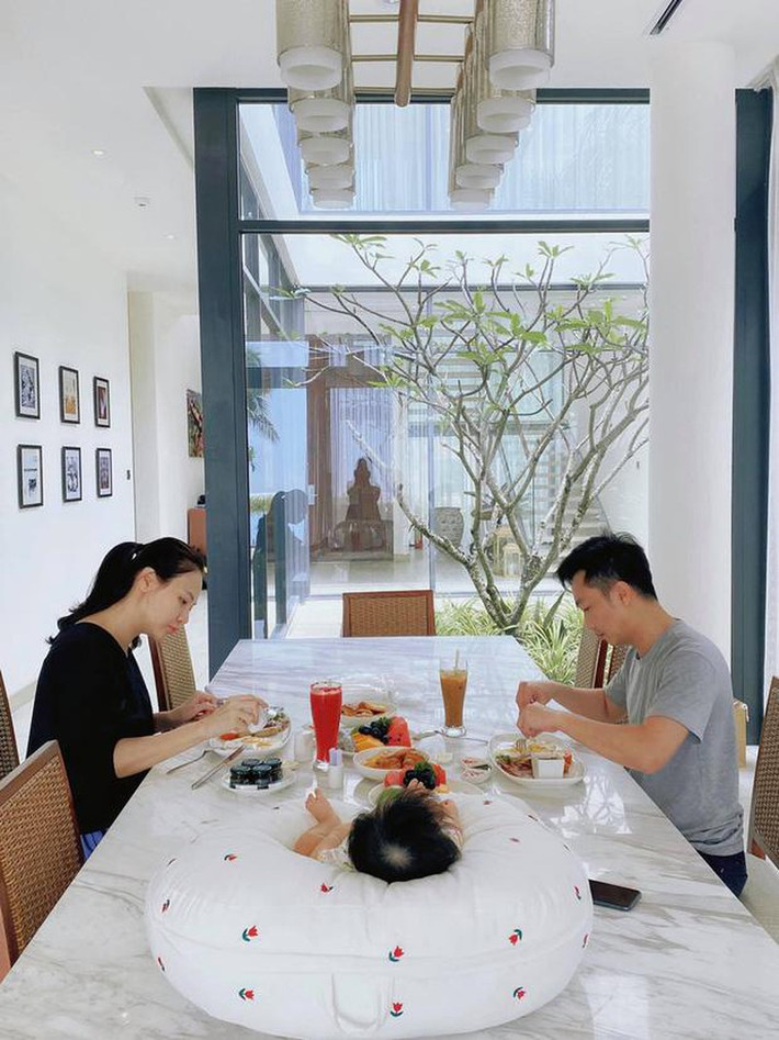Phòng ăn nhìn ra không gian bên ngoài thoáng đãng, tràn ngập ánh sáng. Ảnh: FBNV