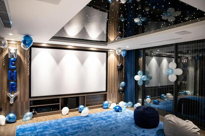 Đặc biệt, Cường Đô La còn xây hẳn cả rạp chiếu phim mini để cả nhà có thể giải trí bất kì lúc nào. Ảnh: FBNV