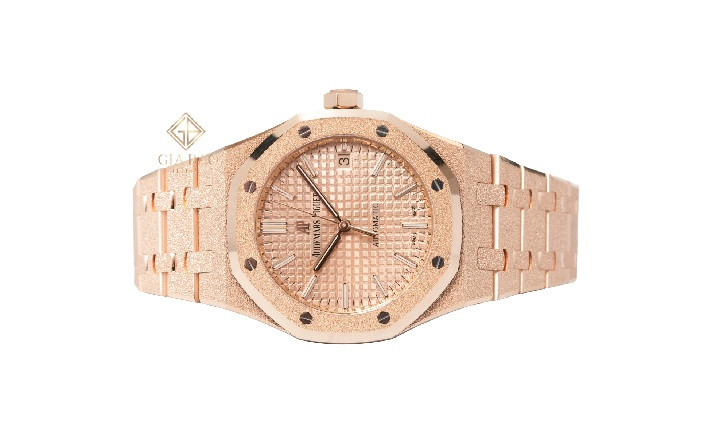 Siêu phẩm đồng hồ Royal Oak của Audemars Piguet có bộ vỏ làm từ vàng 18K, kính sapphire chống lóa mặt trước và sau. Ảnh: Giabaoluxury