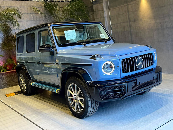 Đầu năm 2021, Cường Đô La khiến chị em ghen tỵ khi sắm chiếc xế hộp Mercedes G63 AMG trị giá 12 tỷ đồng để gửi tới bà xã chân dài.