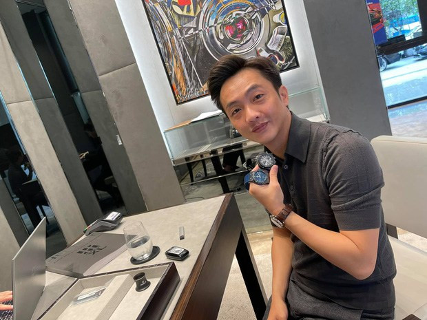 Đại gia phố núi cũng từng khoe 2 chiếc đồng hồ với tổng trị giá 620 triệu đồng được vợ "chốt đơn" mua tặng. Nguồn ảnh: FBNV