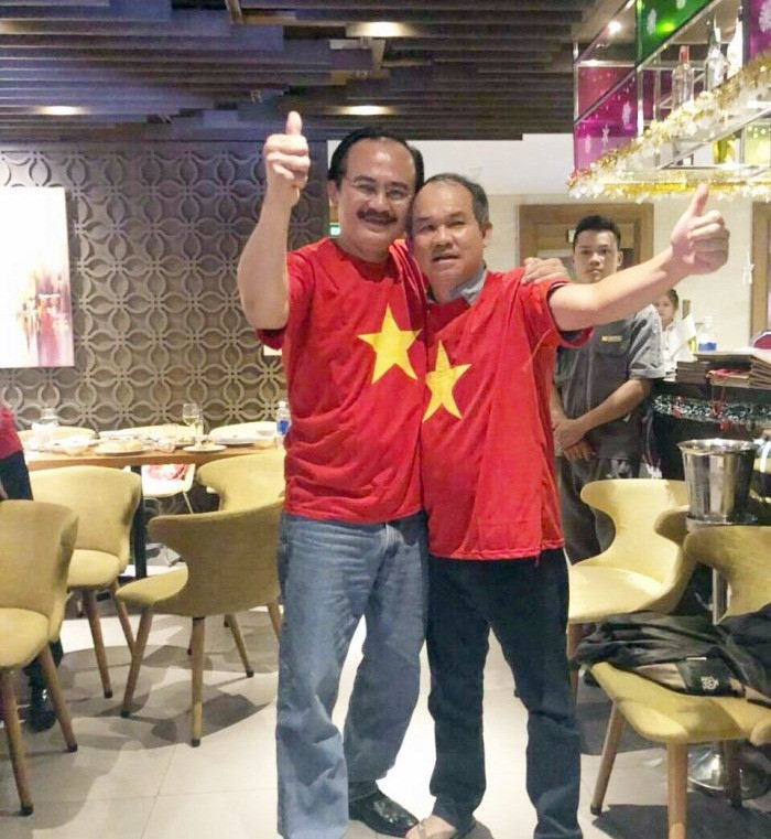 Bầu Đức khiến cộng đồng mạng ngạc nhiên với hình ảnh mang dép lê và nụ cười hạnh phúc trên khuôn mặt ăn mừng Việt Nam vô địch AFF Cup 2018. Ảnh: Saostar