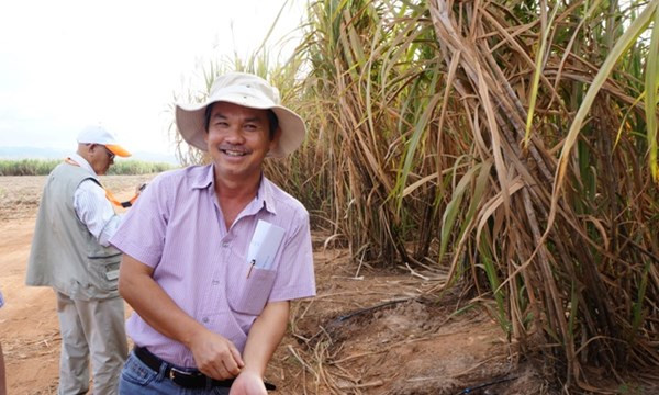 Trong những đợt đưa nhà đầu tư, báo chí đi thăm trang trại, bầu Đức còn diện đồ “chuẩn nông dân”. Nhưng chẳng phải vì thế mà hình ảnh của ông bớt đẹp hơn trong mắt những người xung quanh. Ảnh: Internet