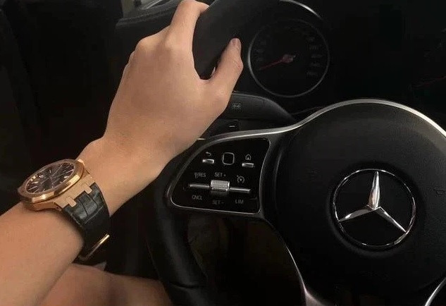 Không chỉ siêu xe, Hoài Nam còn sở hữu những chiếc đồng hồ hàng hiệu đắt đỏ.