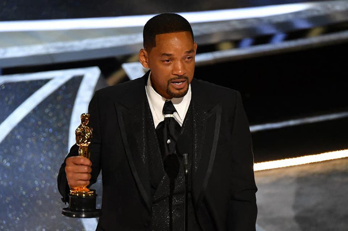 Sau khi lao lên sân khấu tát Chris Rock vì cho rằng đồng nghiệp xúc phạm vợ mình, Will Smith được xướng tên cho hạng mục "Nam diễn viên chính xuất sắc". Nam diễn viên thắng giải nhờ phim King Richard. Ảnh: Getty