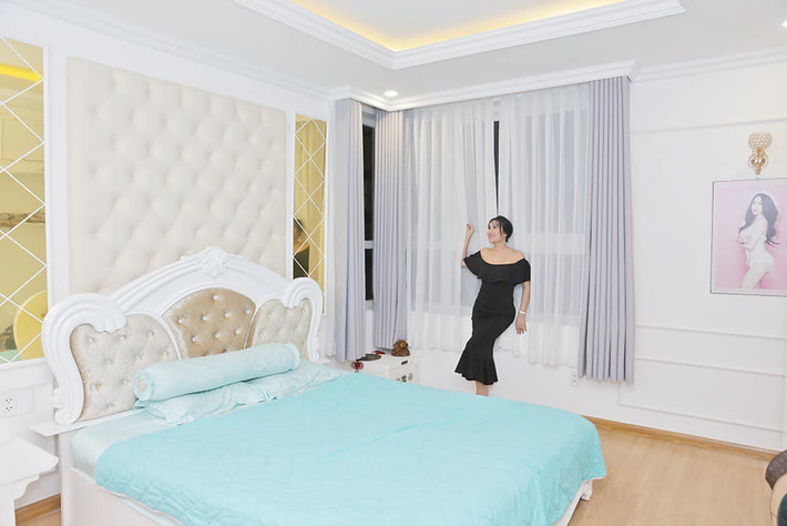 Không gian phòng ngủ thoáng đãng, sử dụng màu trắng chủ đạo.