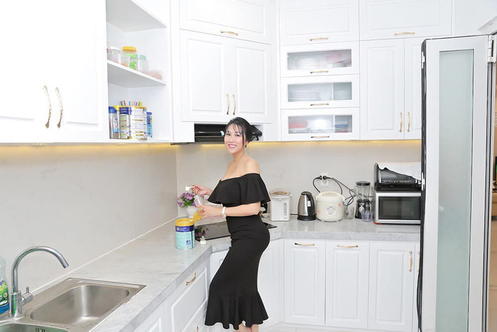 Khu bếp hiện đại và ngăn nắp.