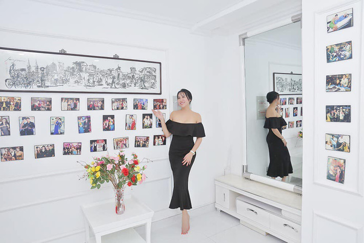 Trong nhà, Phi Thanh Vân treo khá nhiều ảnh kỷ niệm.