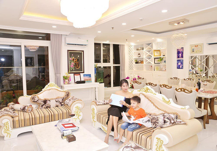 Sofa phòng khách mang phong cách hoàng gia.