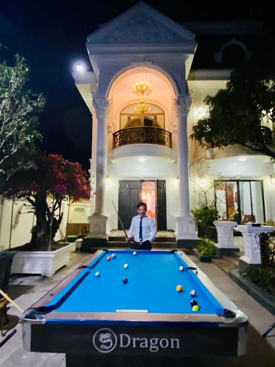Căn nhà có thiết kế như một tòa lâu đài mang phong cách cổ điển châu Âu với những mảng khối được đắp cầu kỳ, tinh tế. Ảnh: FBNV
