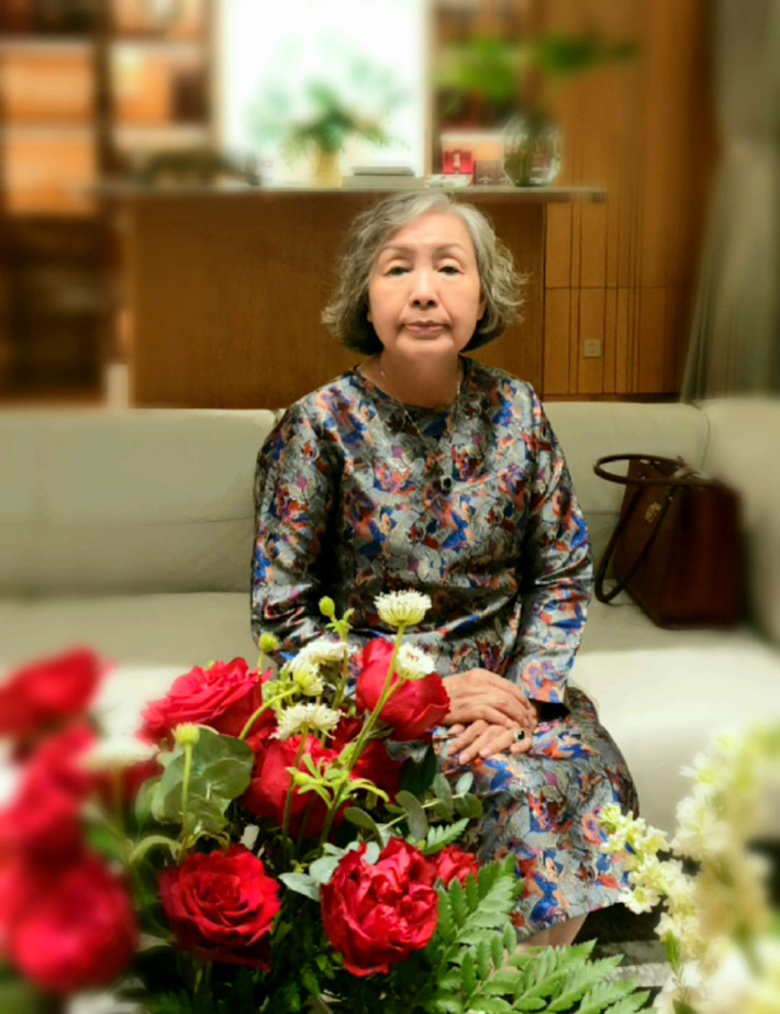 Nếu trên thương trường doanh nhân Nguyễn Thị Sơn - nhà sáng lập Sơn Kim Group được mệnh danh là một "nữ cường nhân" thì ngoài đời bà lại có những sở thích vô cùng giản dị như ngâm thơ, trồng hoa.