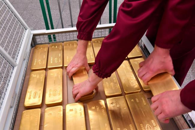 Mỗi thanh vàng đều có dấu kiểm định chất lượng riêng, và tỷ lệ vàng nguyên chất là 99,95%. Ảnh: Rbth
