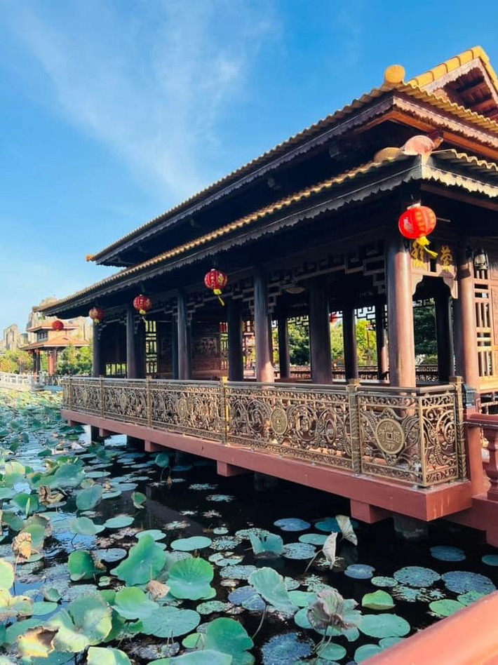 Đặc biệt, khu vực ăn uống là phòng lớn được xây dựng trên ao sen.