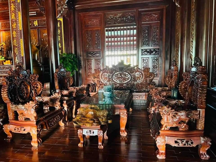 Trong nhà còn có nhiều tài sản giá trí khác như bộ sưu tập đồ gỗ đồ xá xị nhiều món, gỗ nội thất điêu khắc nguyên khối...