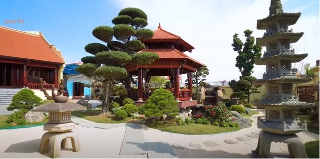 Khu vườn với đá nguyên khối, tháp đá... đều hoàn toàn từ Nhật, mang đến không gian đậm màu sắc của đất nước mặt trời mọc.