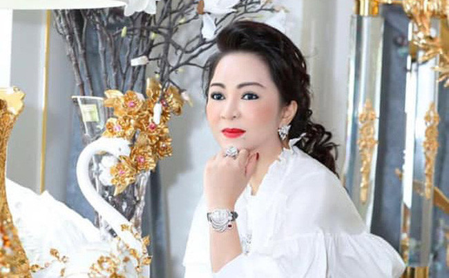 Những chiếc đồng hồ đeo tay bà Phương Hằng sở hữu rất đắt đỏ lên đến hàng chục tỷ đồng. Một trong số đó là Breguet Gje16bb20.8924 trị giá khoảng 5,7 tỷ đồng. Ảnh: Dân Việt