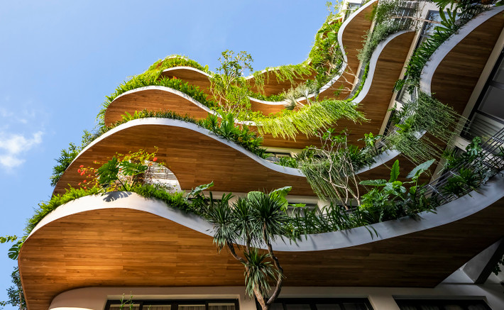 Tòa nhà tọa lạc trên một khu đất rộng 330 m2, ở trung tâm TP.HCM. Sài Gòn là đô thị lớn với mật độ dân số, giao thông và xây dựng đông đúc dẫn đến nhiều vấn đề chưa được giải quyết như ô nhiễm, kẹt xe, thiếu không gian xanh...