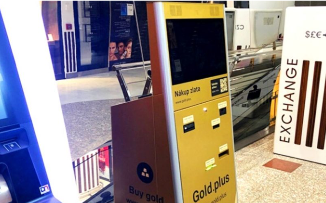 Năm ngoái, chiếc máy bán vàng miếng tự động đầu tiên đã được công ty Gold.plus đặt tại Novy Smichov, một trung tâm mua sắm ở Praha (Sec). Ảnh: Praguemorning
