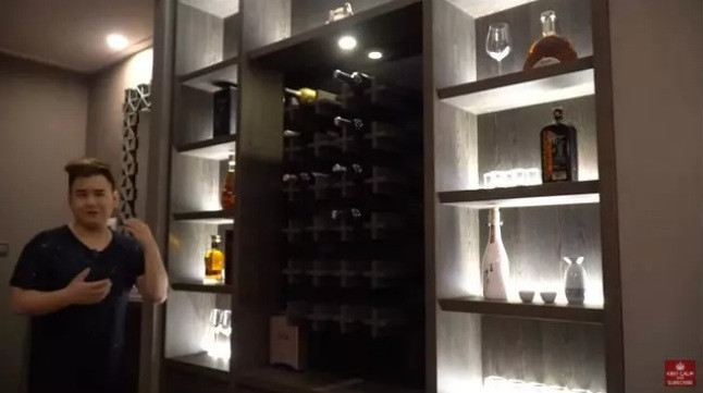 Một phần căn hộ được thiết kế riêng để trưng bày các loại rượu. Ảnh chụp màn hình