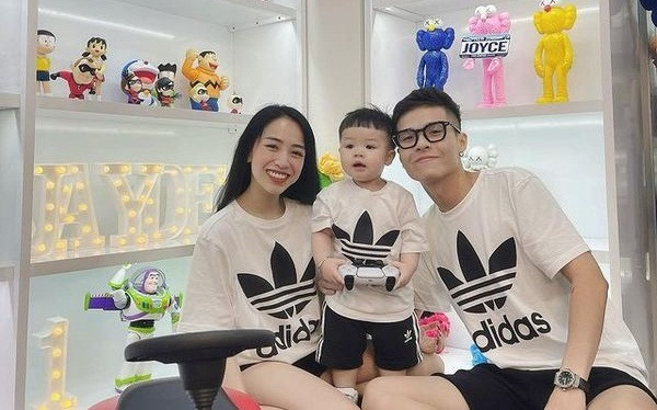Khắp nơi trong nhà của Joyce Phạm đều trưng bày những búp bê Bearbrick đủ kích cỡ. Đây là món đồ chơi mà thuộc hàng xa xỉ bậc nhất và chỉ những người giàu có mới đam mê thú chơi đặc biệt này. Ảnh: Instagram