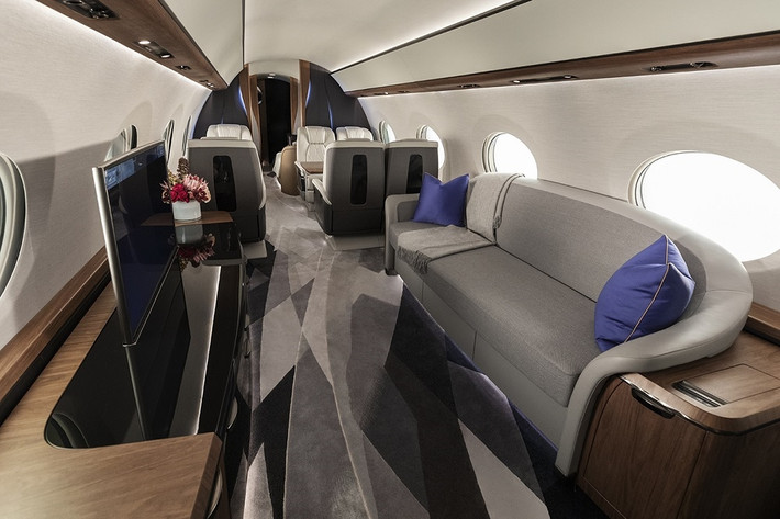 G700 có thể chở tối đa 21 hành khách ngồi. Đặc biệt, máy bay này có khả năng cải thiện sức khoẻ khi bay với 100% khí tươi được làm mới mỗi 2 - 3 phút và ánh sáng tự nhiên từ 20 ô cửa lớn nhất trong dòng chuyên cơ thương gia.