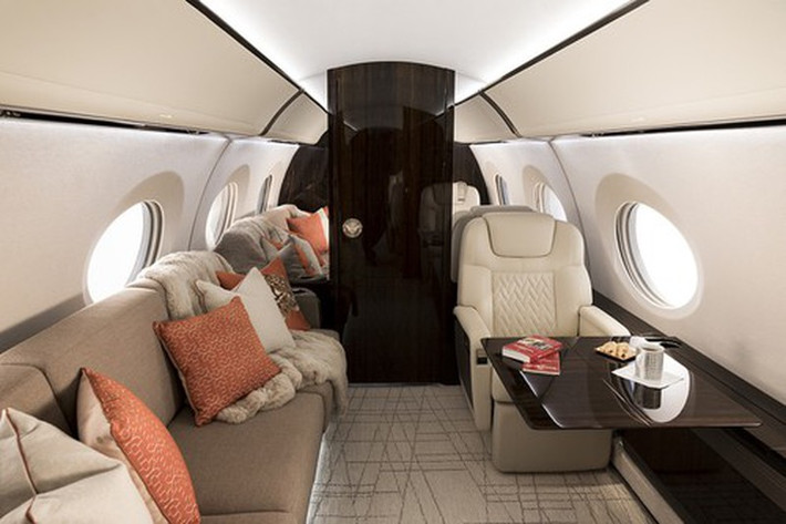 Dòng máy bay Gulfstream G700 có thể trang bị giường nằm cho 10 người.