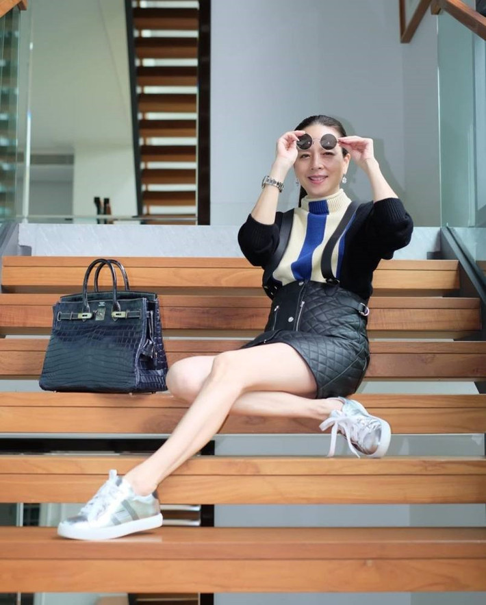 Tỷ phú Nualphan Lamsam bắt đầu sự nghiệp với tư cách là chủ sở hữu Saint Honorè - nhà phân phối Hermès Thái Lan. Vì thế, không quá ngạc nhiên khi bà sở hữu một bộ sưu tập túi xách và quần áo sang trọng của riêng mình từ nhà mốt Pháp. Ảnh: Instagram