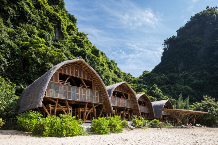 Mặt tiền tạo bởi hệ cửa chớp gỗ cũ, loại cửa được sử dụng nhiều trong các công trình biệt thự thời Pháp thuộc. Nguồn ảnh: Hiroyuki Oki