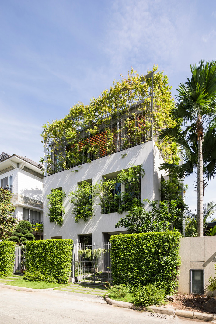 Trong đó, dự án Stepping Park House nằm trong một khu dân cư mới ở Tp HCM, kế bên một công viên ở phía Bắc.