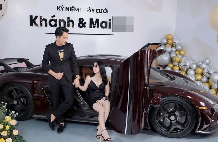 Ngoài ra, chiếc xe của đại gia ngành thẩm mỹ còn sở hữu tùy chọn sơn ngoại thất màu đỏ carbon, xen lẫn với các chi tiết carbon đen và nội thất xe màu nâu sáng sang trọng. Ảnh: FBNV