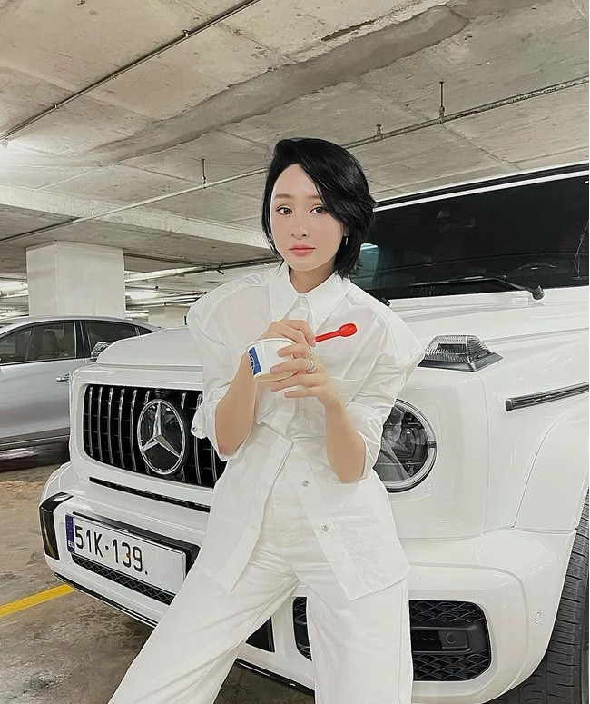 Nữ ca sĩ cũng có sở thích khoe xế sang tiền tỷ.
