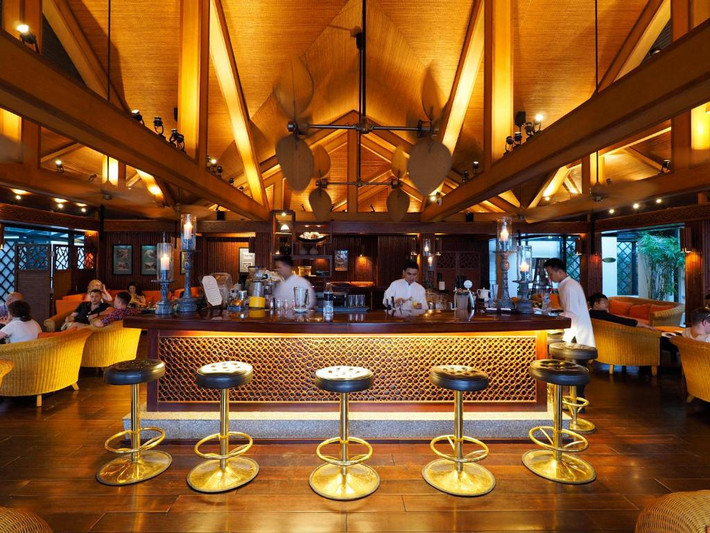 Ngoài ra, nơi đây còn có 3 quầy bar, 5 phòng chức năng, khu thương mại và bể bơi. Ảnh: Booking