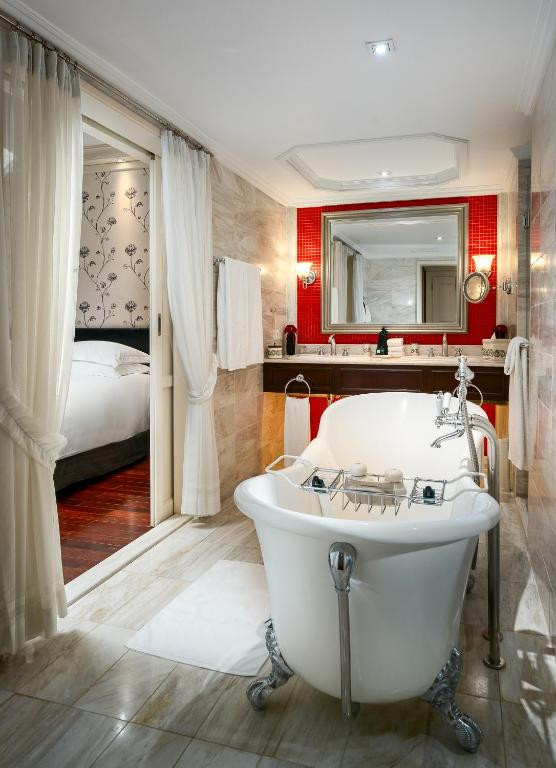 Theo khảo sát trên Booking, trung bình giá phòng tại khách sạn Metropole Hà Nội dao động từ hơn 3 triệu đến hơn 20 triệu đồng/đêm, tuỳ loại phòng. Ảnh: Booking