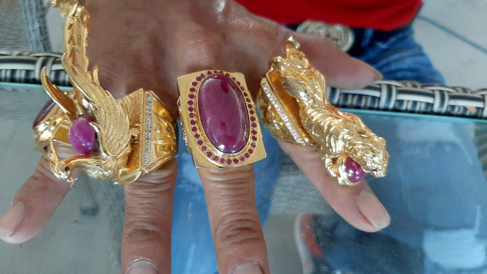 Được biết, vị đại gia đeo vàng này là anh Phạm Văn Lợi, ngụ huyện Châu Phú, tỉnh An Giang. Việc đeo vàng đầy người đối với anh Lợi là sở thích được ông chăm chút suốt hơn 3 năm qua. Ảnh: Người lao động