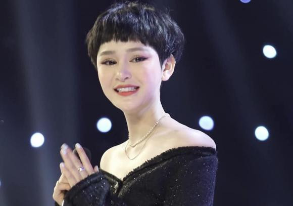 Trưởng thành từ cuộc thi Giọng hát Việt, Hiền Hồ là ca sĩ được nhiều khán giả yêu thích. Ngoài nhan sắc xinh đẹp, Hiền Hồ còn khiến cộng đồng mạng ngỡ ngàng trước khối tài sản "không phải dạng vừa". Ảnh: Ngoisao