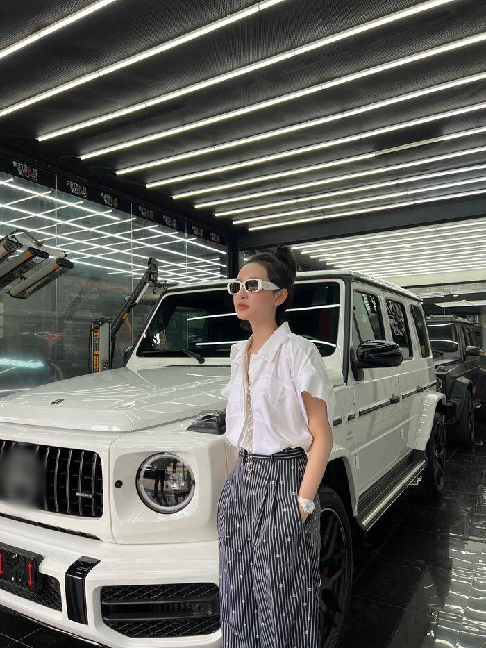 Trước đó, Hiền Hồ di chuyển bằng xe sang 5 tỷ đồng khi mới 23 tuổi. Ảnh: Báo giao thông